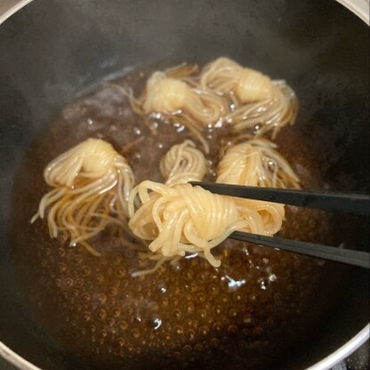 6個で分量そのままで作ってみました。
5分煮たところでこれくらいの色になり、もう気持ち色つけたかったので計10分やりました。
簡単で美味しかったのでリピします。